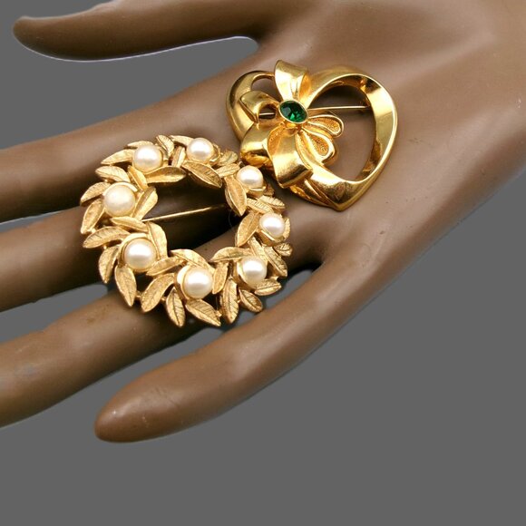 2 Avon Vtg Brooch Lot, Evening Creation Pearl Wreath, Ribbon Heart Emerald Gem - Picture 6 of 6
